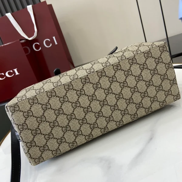 GUCCI GG Emblem小號米棕帆布手提包-815214：圖片 5