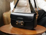 GUCCI Horsebit 1995黑色皮革斜挎包-735178：圖片 3
