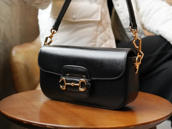 GUCCI Horsebit 1995黑色皮革斜挎包-735178：圖片 3