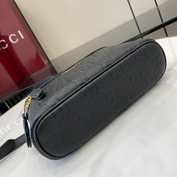 GUCCI GG Emblem迷你黑色粒面超迷你包-815949：圖片 5