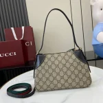 GUCCI GG Emblem小號米棕帆布肩揹包-815218：圖片 4