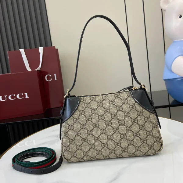 GUCCI GG Emblem小號米棕帆布肩揹包-815218：圖片 4