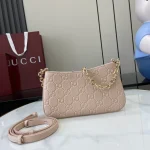 GUCCI GG Emblem迷你黑色皮革斜揹包-815278：圖片 4