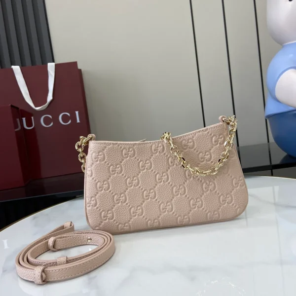 GUCCI GG Emblem迷你黑色皮革斜揹包-815278：圖片 4