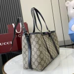 GUCCI GG Emblem小號米棕帆布手提包-815214：圖片 3