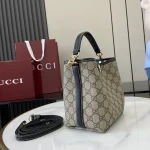GUCCI GG Emblem迷你米棕皮革水桶包-815118：圖片 3