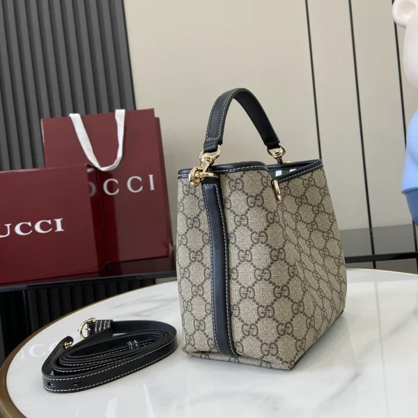 GUCCI GG Emblem迷你米棕皮革水桶包-815118：圖片 3