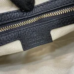 GUCCI GG Emblem小號灰褐粒面斜揹包-815409：圖片 10