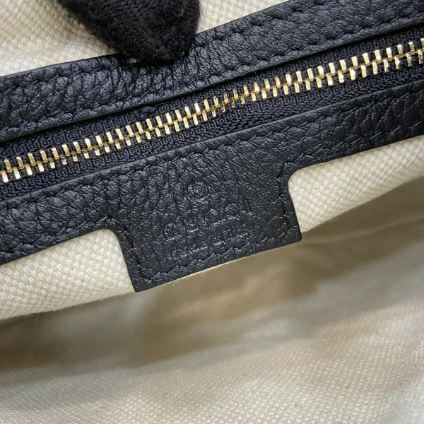 GUCCI GG Emblem小號灰褐粒面斜揹包-815409：圖片 10