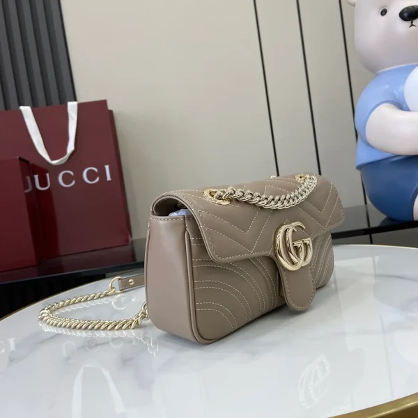 GUCCI GG Marmont迷你黑色皮革斜揹包-446744：圖片 3