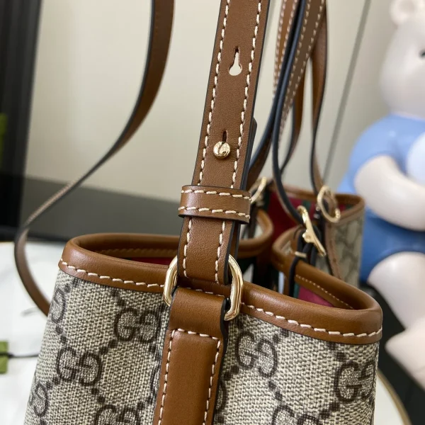 GUCCI GG Emblem小號米棕皮革手提包-815214：圖片 8