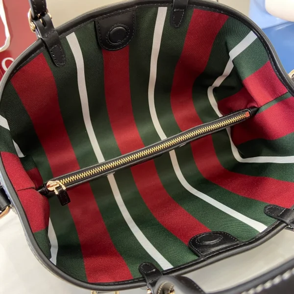 GUCCI GG Emblem小號米棕帆布手提包-815214：圖片 9