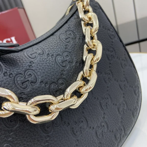 GUCCI GG Emblem小號灰褐粒面斜揹包-815409：圖片 7