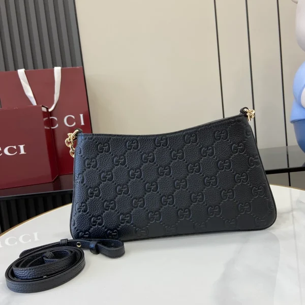 GUCCI GG Emblem中號銀色皮革肩揹包-815277：圖片 4