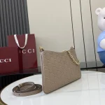 GUCCI GG Emblem中號灰褐皮革肩揹包-815277：圖片 3
