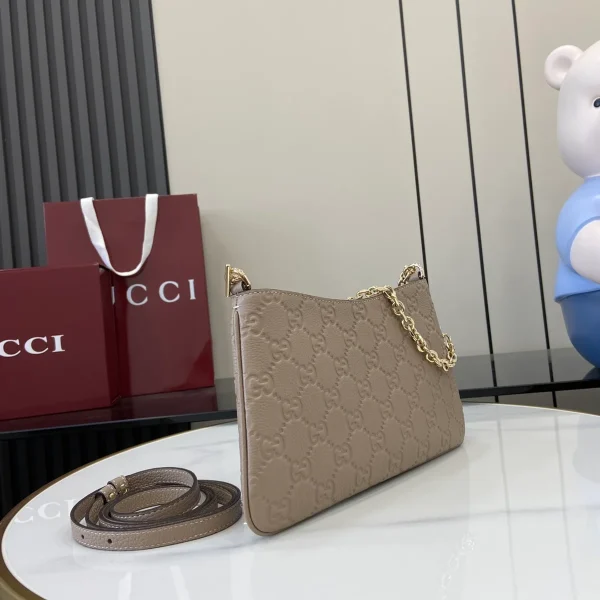 GUCCI GG Emblem中號灰褐皮革肩揹包-815277：圖片 3