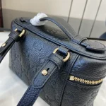 GUCCI GG Emblem迷你黑色粒面超迷你包-815949：圖片 11