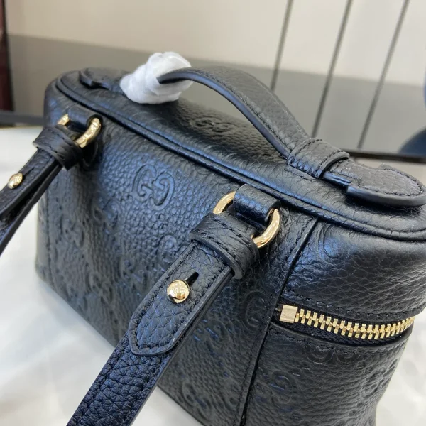 GUCCI GG Emblem迷你黑色粒面超迷你包-815949：圖片 11