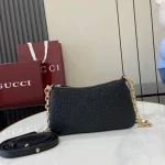 GUCCI GG Emblem超迷你灰褐粒面斜背包-815278：圖片 2