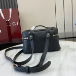 GUCCI GG Emblem迷你黑色粒面超迷你包-815949：圖片 4