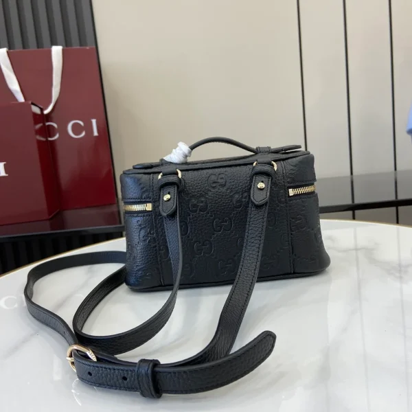 GUCCI GG Emblem迷你黑色粒面超迷你包-815949：圖片 4