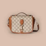 GUCCI GG Emblem迷你米棕帆布斜揹包-815211