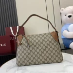 GUCCI GG Emblem中號黑色皮革肩揹包-815216：圖片 2
