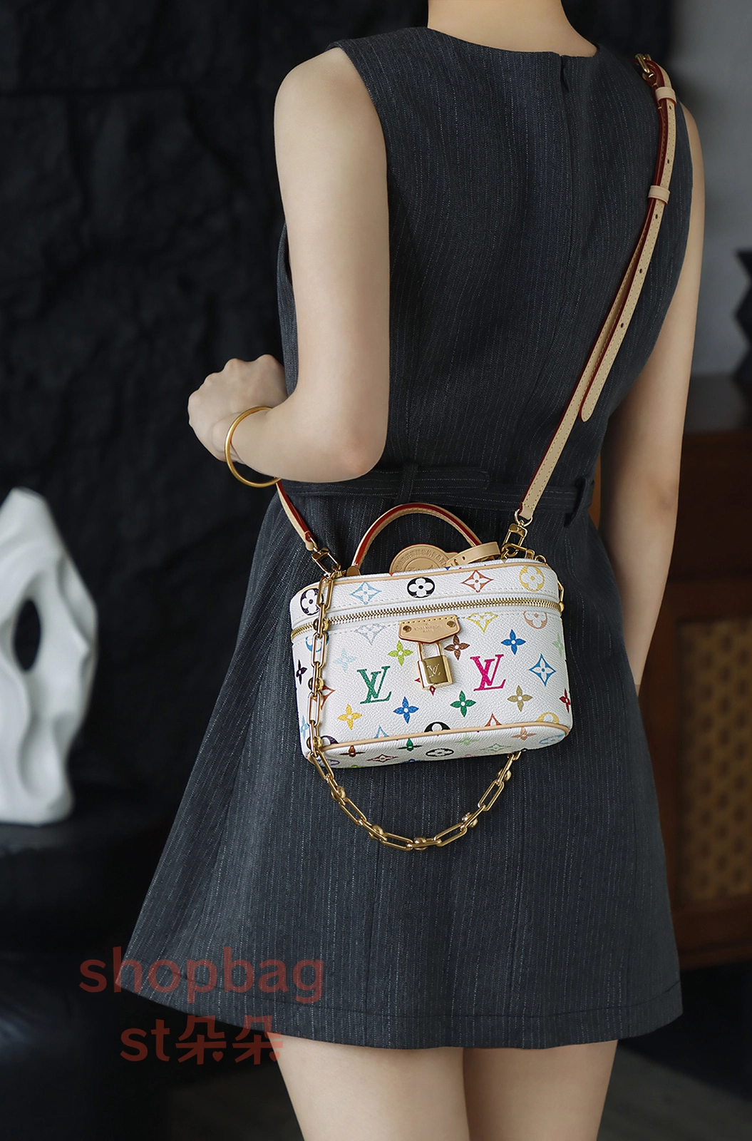 複刻包LV x 村上隆復刻版Vanity Chain Pouch 彩色Monogram鏈條隨身包 27 複刻包 頂級包包 超a包LV x 村上隆復刻版Vanity Chain Pouch 彩色Monogram鏈條隨身包 上身穿搭效果