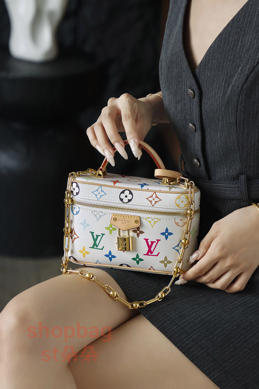複刻包LV x 村上隆復刻版Vanity Chain Pouch 彩色Monogram鏈條隨身包 22 複刻包 頂級包包 超a包LV x 村上隆復刻版Vanity Chain Pouch 彩色Monogram鏈條隨身包 上身穿搭效果