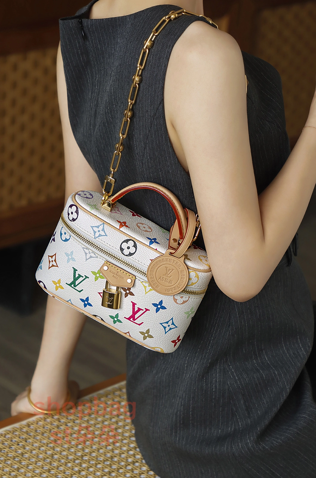 複刻包LV x 村上隆復刻版Vanity Chain Pouch 彩色Monogram鏈條隨身包 21 複刻包 頂級包包 超a包LV x 村上隆復刻版Vanity Chain Pouch 彩色Monogram鏈條隨身包 上身穿搭效果