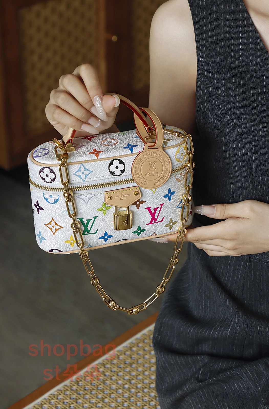 複刻包LV x 村上隆復刻版Vanity Chain Pouch 彩色Monogram鏈條隨身包 20 複刻包 頂級包包 超a包LV x 村上隆復刻版Vanity Chain Pouch 彩色Monogram鏈條隨身包 上身穿搭效果