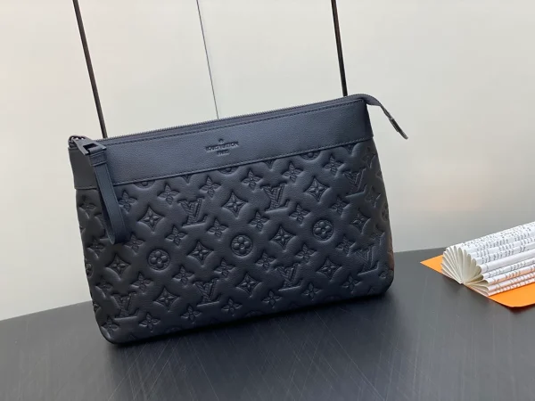 LV Pochette Voyage Souple 手拿包 | Monogram Shadow 小牛皮 旅行收納包：圖片 2