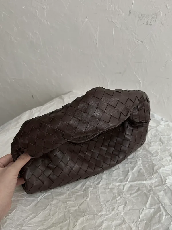 BottegaVenetaIntrecciato編織巧克力棕牛皮革肩背包：圖片 10