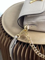 Louis Vuitton Lockme Tender 斜背包 | 粒面小牛皮 | 可拆式雙肩帶設計：圖片 7