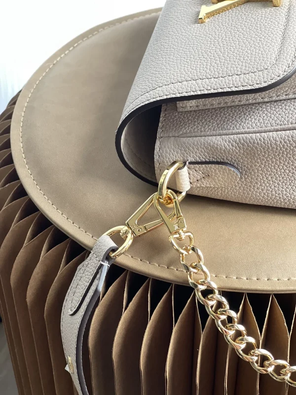 Louis Vuitton Lockme Tender 斜背包 | 粒面小牛皮 | 可拆式雙肩帶設計：圖片 7