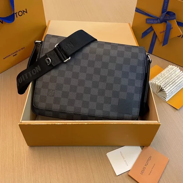 Louis Vuitton District PM 郵差包 - Damier Graphite 經典重塑：圖片 2