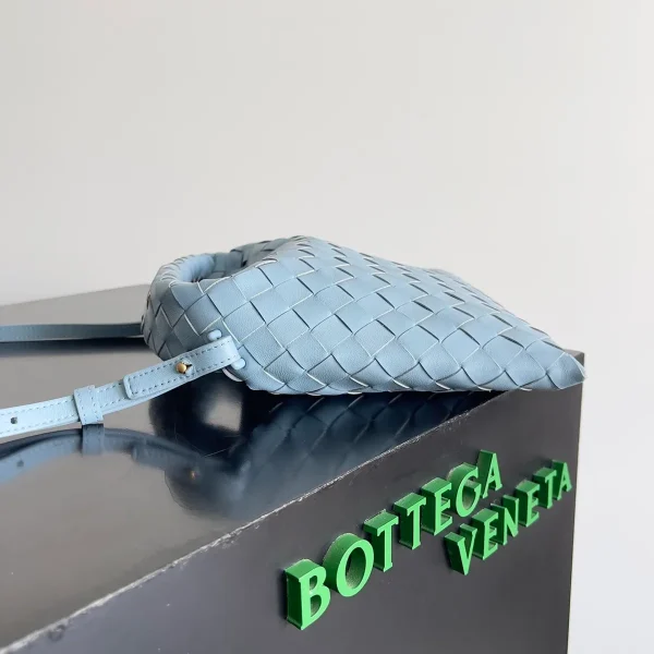 BottegaVeneta冰藍色迷你Intrecciato編織皮革斜挎包：圖片 3