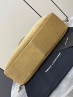 JAMIE 麂皮購物袋 - CASSANDRE字樣絎縫設計：圖片 5
