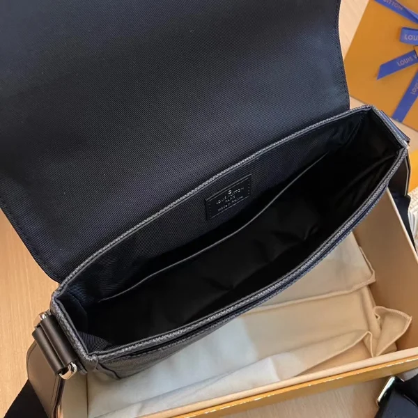 Louis Vuitton District PM 郵差包 - Damier Graphite 經典重塑：圖片 9