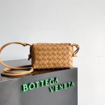 BottegaVeneta駝色Intrecciato編織牛皮革迷你斜挎包：圖片 2