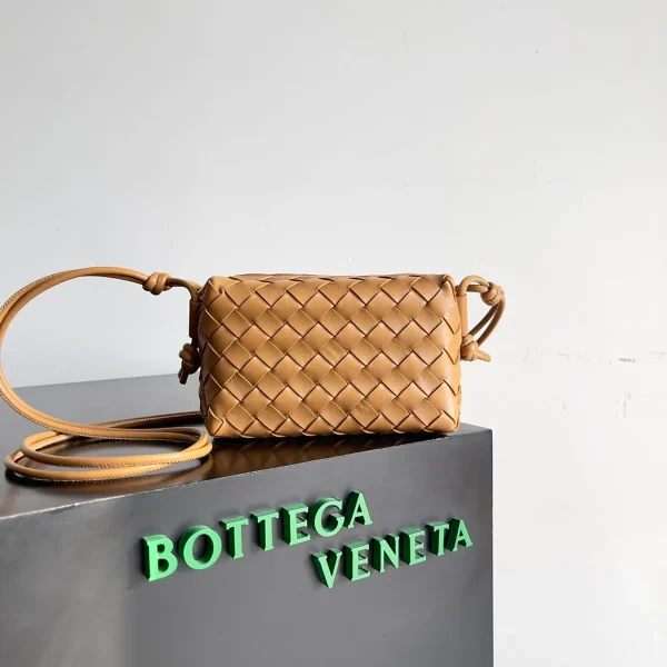 BottegaVeneta駝色Intrecciato編織牛皮革迷你斜挎包：圖片 2