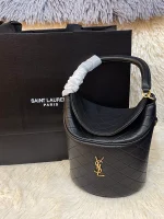 CASSANDRE絎縫小羊皮水桶包：圖片 2