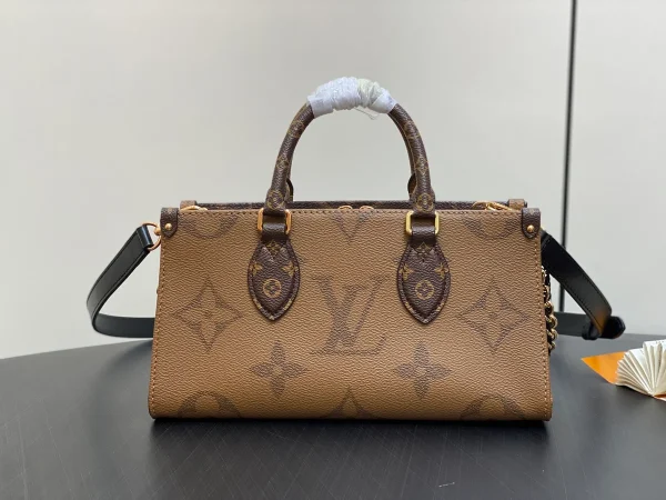 Louis Vuitton OnTheGo East West Chain 包包 - 經典Monogram Giant與多用途設計：圖片 4