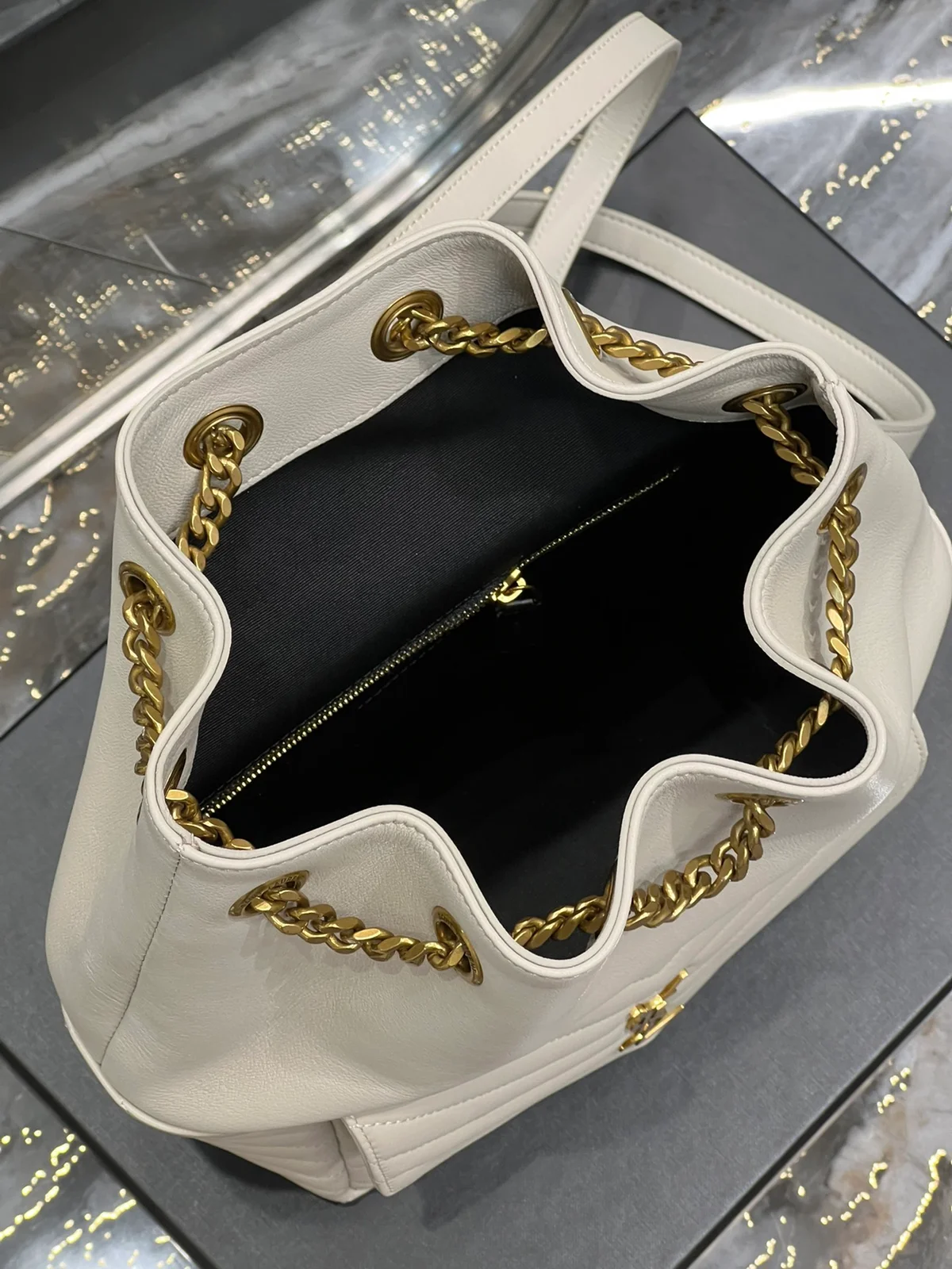 SAINT LAURENT MONOGRAM Y形絎縫小羊皮背包 9 SAINT LAURENT MONOGRAM Y形絎縫小羊皮背包