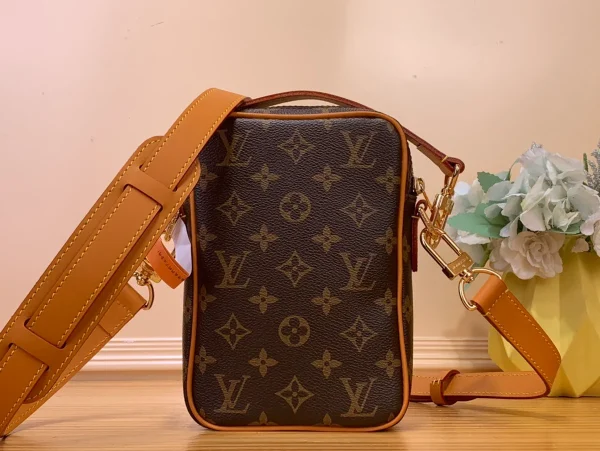 Louis Vuitton Danube復古小牛皮斜背包 | 褪色Monogram印花 可拆式金屬吊牌：圖片 4