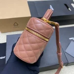 CASSANDRE菱形絎縫小羊皮化妝包：圖片 4
