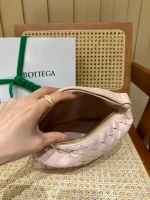 BottegaVeneta迷你Intrecciato編織皮革肩背包-水洗幸福粉：圖片 8