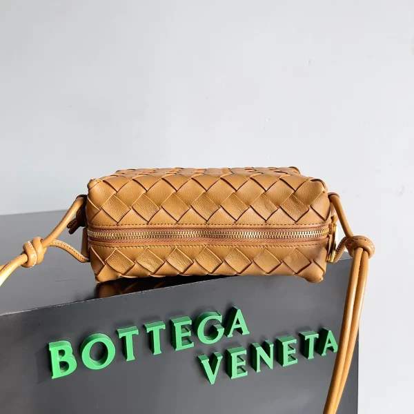 BottegaVeneta駝色Intrecciato編織牛皮革迷你斜挎包：圖片 4