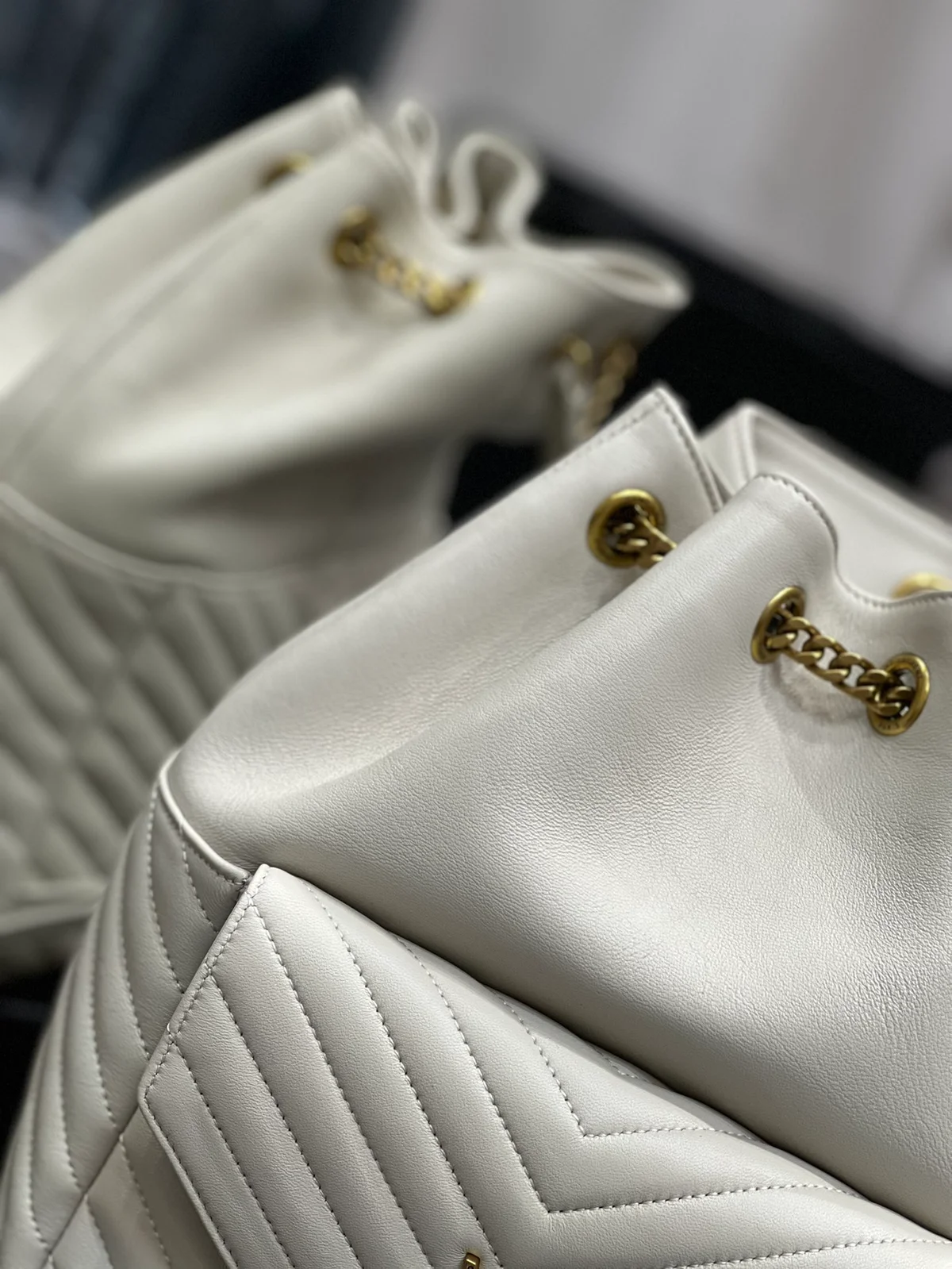 SAINT LAURENT MONOGRAM Y形絎縫小羊皮背包 4 SAINT LAURENT MONOGRAM Y形絎縫小羊皮背包