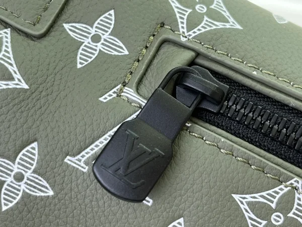 Louis Vuitton Discovery 腰包 | Olive綠色Monogram Shadow壓花小牛皮：圖片 10